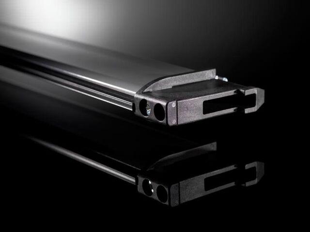 Fenster  Rolläden und Türen  in  Abend